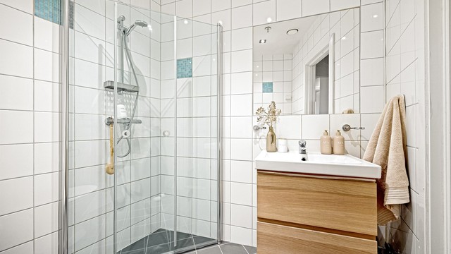 Rommet har gulvvarme og nedsenket himling med downlights som gir behagelig belysning.