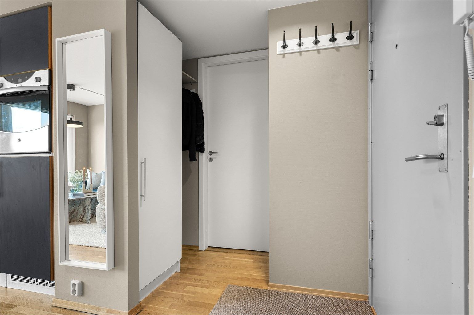 Velkommen inn! Entré med plass til oppbevaring av yttertøy og sko. Videre disponerer leiligheten en bod på 4 kvm i felles kjeller med ytterligere lagringsmuligheter. 