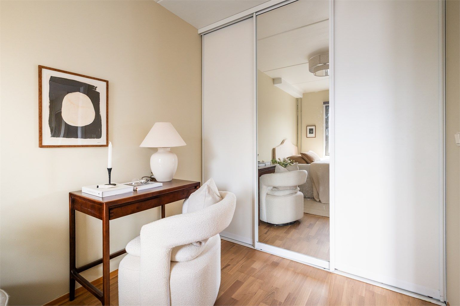 Rommet er innredet med en praktisk skyvedørsgarderobe med speilfront.