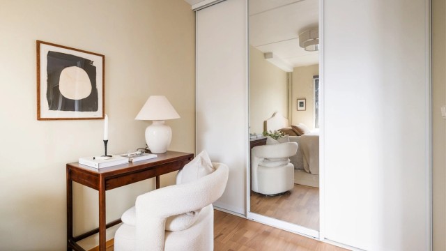 Rommet er innredet med en praktisk skyvedørsgarderobe med speilfront.