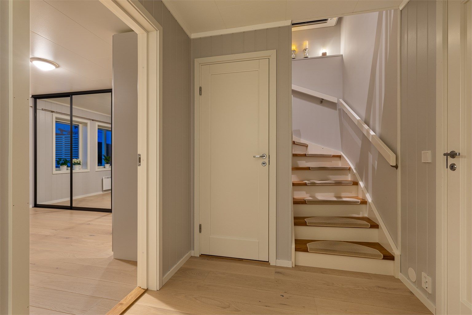 Under trappen har man en kjekk liten bod.