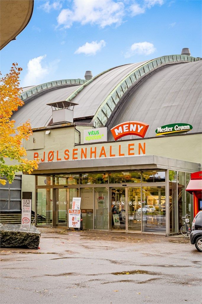 Kort vei til flere dagligvarebutikker og øvrige servicetilbud. Bjølsenhallen ligger ca. 2 minutters gange unna. Her finner du Meny, apotek og EVO treningssenter