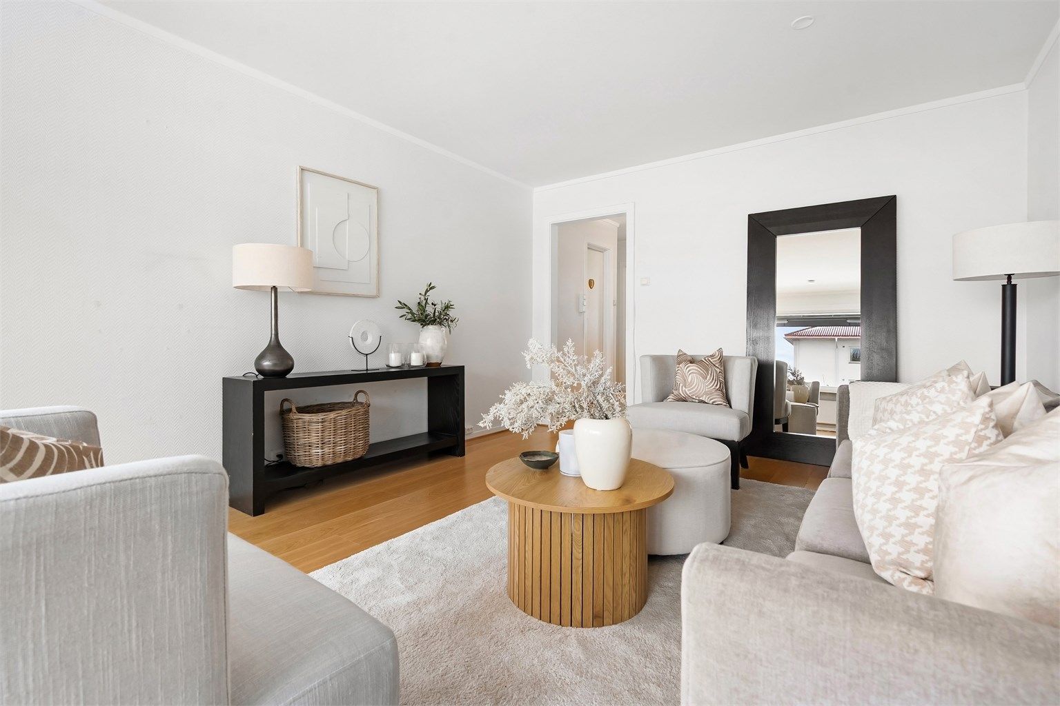 I stuen er det også god plass til tv-benk i tilknytning til sofagruppe.