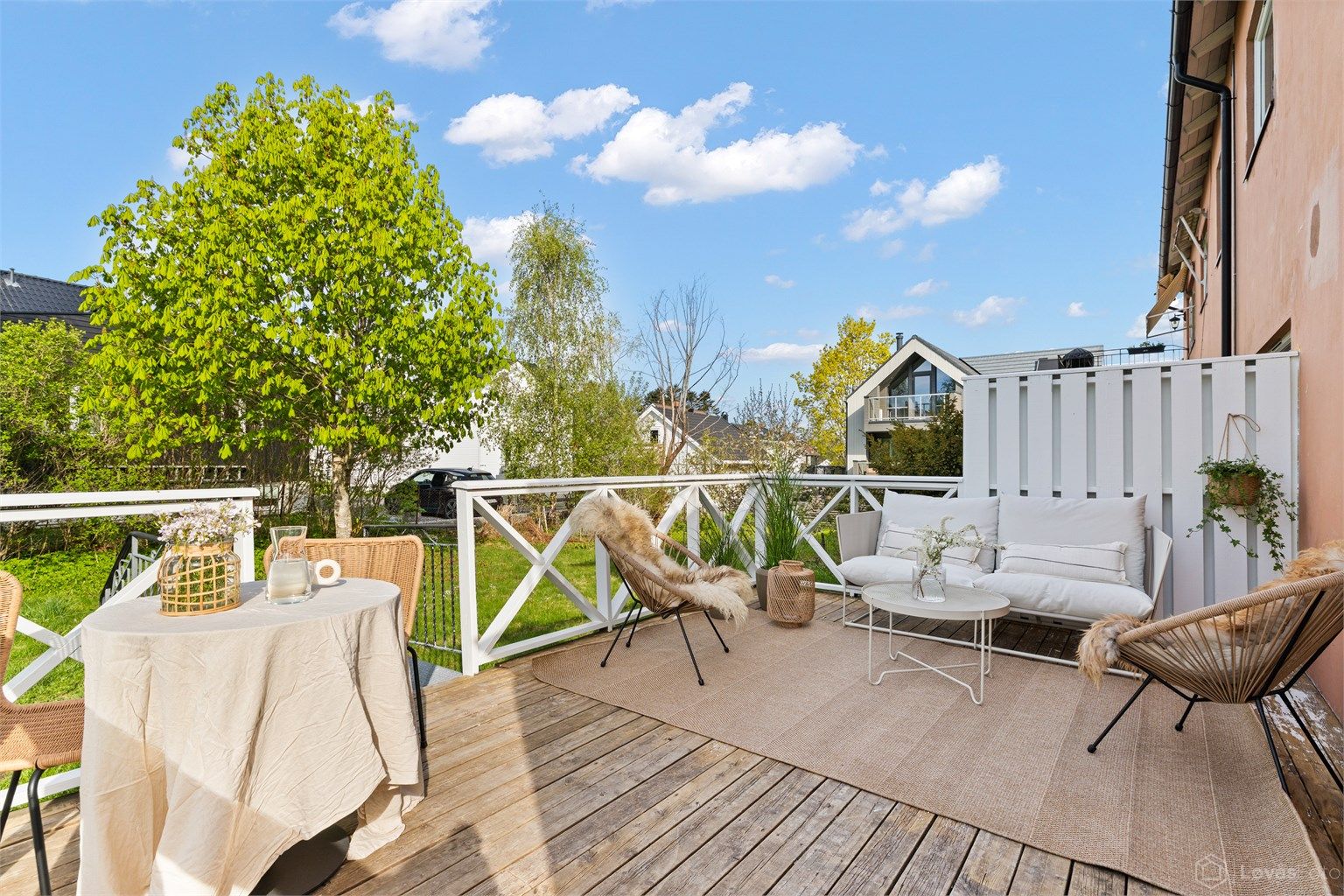 Fra stuen er det utgang til en vestvendt terrasse på 18 m², med god plass til både sittegruppe og spisebord.
Foto: Løvås foto