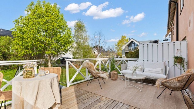 Fra stuen er det utgang til en vestvendt terrasse på 18 m², med god plass til både sittegruppe og spisebord.
Foto: Løvås foto