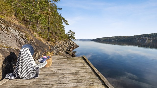 Egen brygge med bade- og båtmuligheter – lett tilgjengelig via hagen fra boligen.