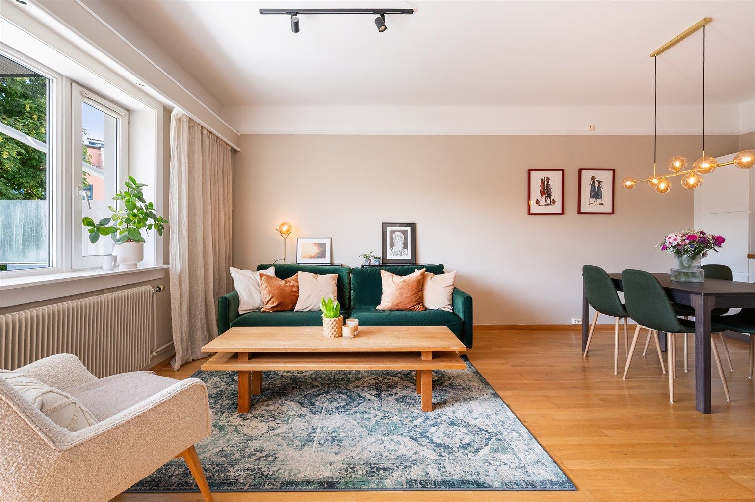 Romslig og innbydende stue med god plass til sofagruppe og tilhørende møblement. 