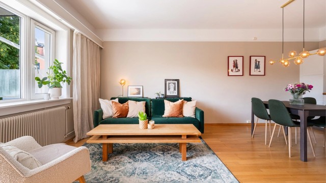Romslig og innbydende stue med god plass til sofagruppe og tilhørende møblement.