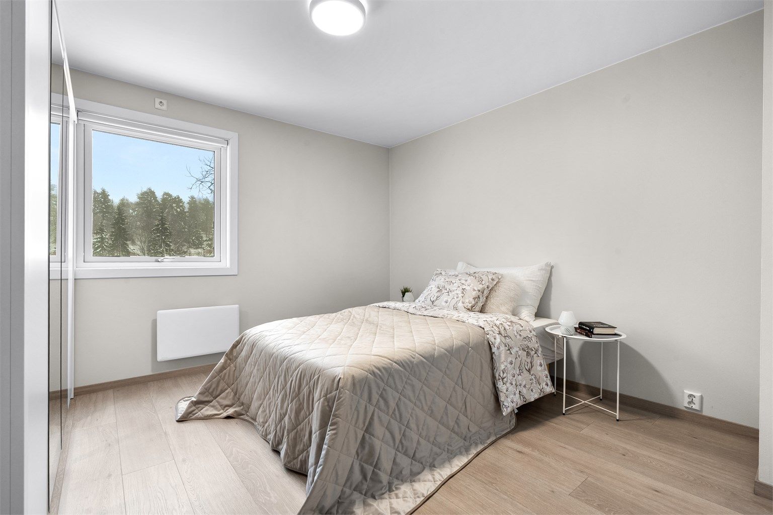 Soverom 1 - romslig soverom med god plass til dobbeltseng, nattbord og skrivebord