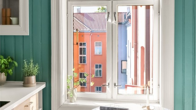 Veggene har malte panelvegger og gulvet er belagt med pwc-fliser.