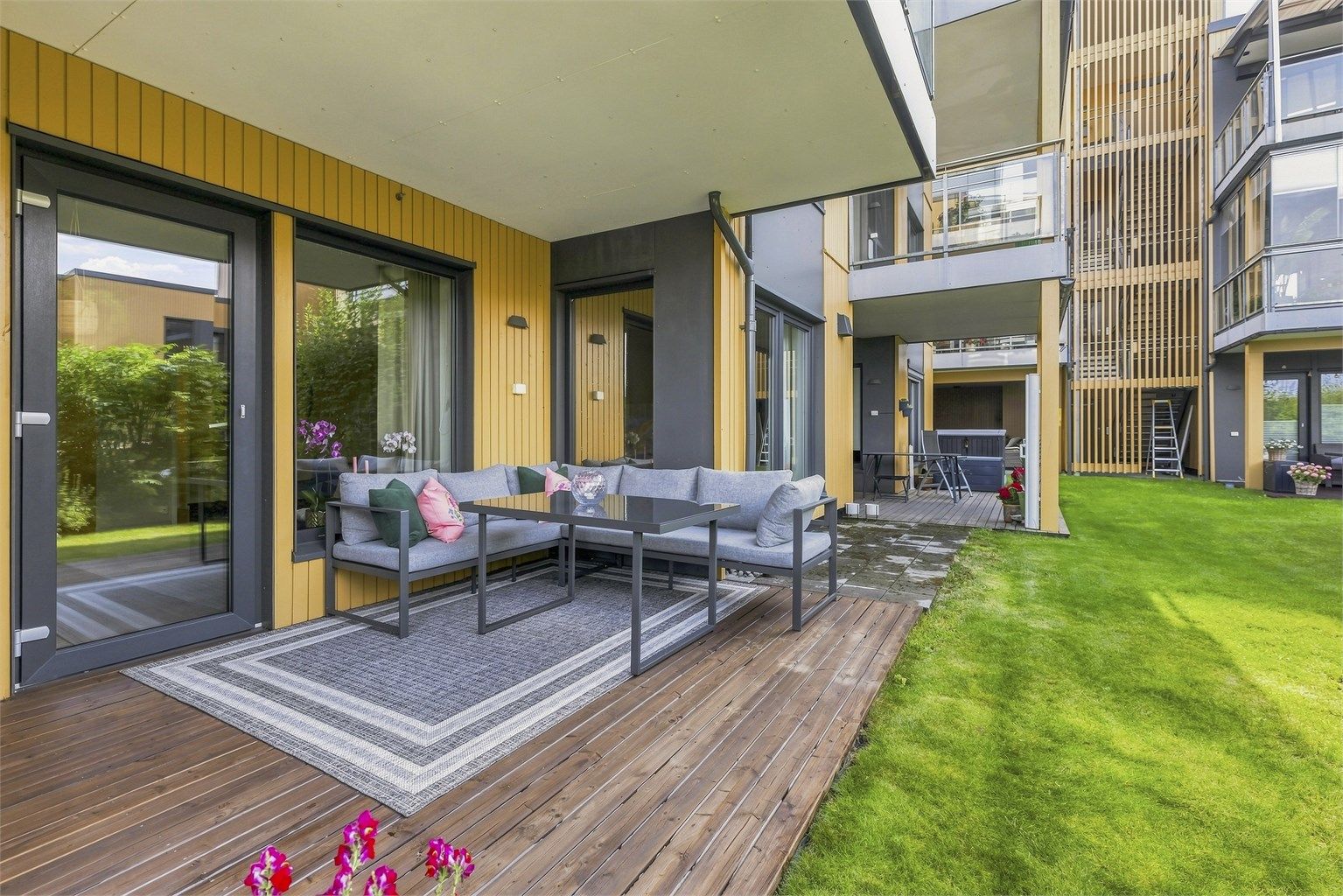 Sydvestvendt markterrasse på 11 m². God plass til blant annet utemøbler og grill. Her kan man nyte solen store deler av dagen med god mat og utsikt mot flott beplanting. Supert samlingspunkt for familie og venner på besøk. Foto:Marikafoto/Marika Mørkestøl