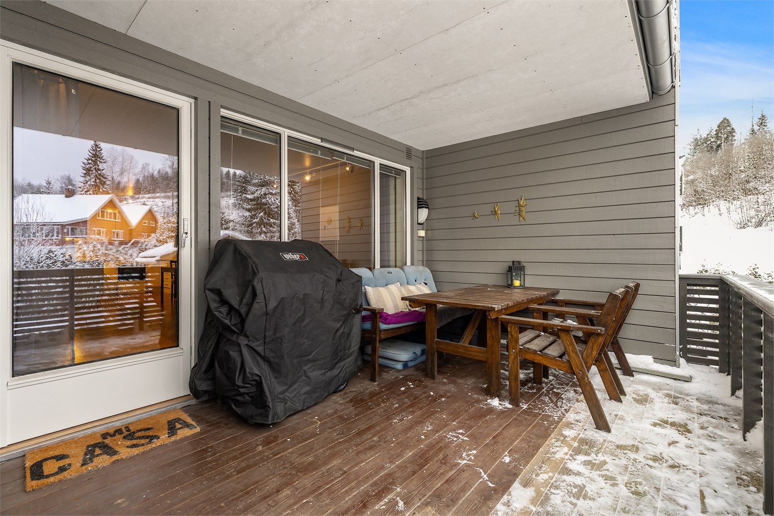 Snarefjellet 44 er en romslig og praktisk leilighet med fin beliggenhet med terrasse på hele 10 kvm. 