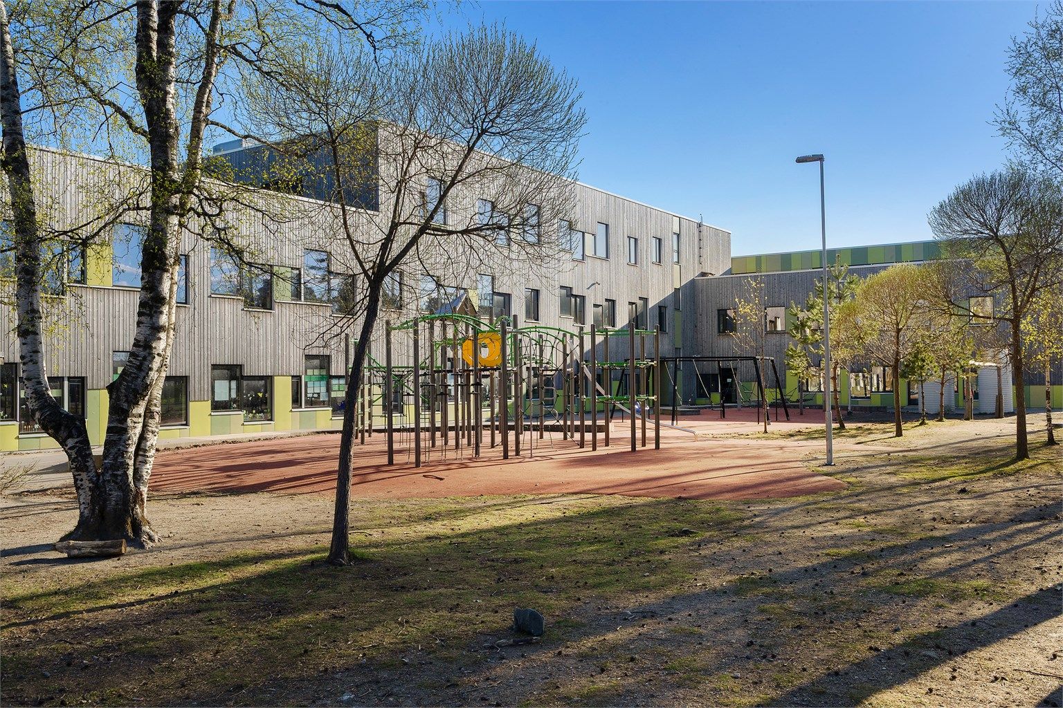 Rustad barneskole ligger kun 700 meter unna og har blitt betydelig oppgradert i nyere tid.