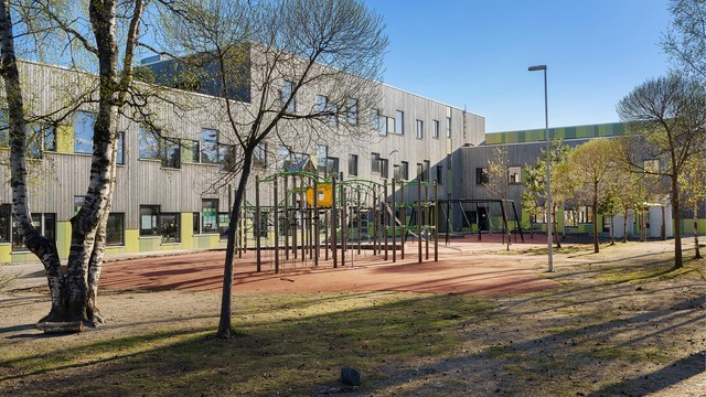 Rustad barneskole ligger kun 700 meter unna og har blitt betydelig oppgradert i nyere tid.
