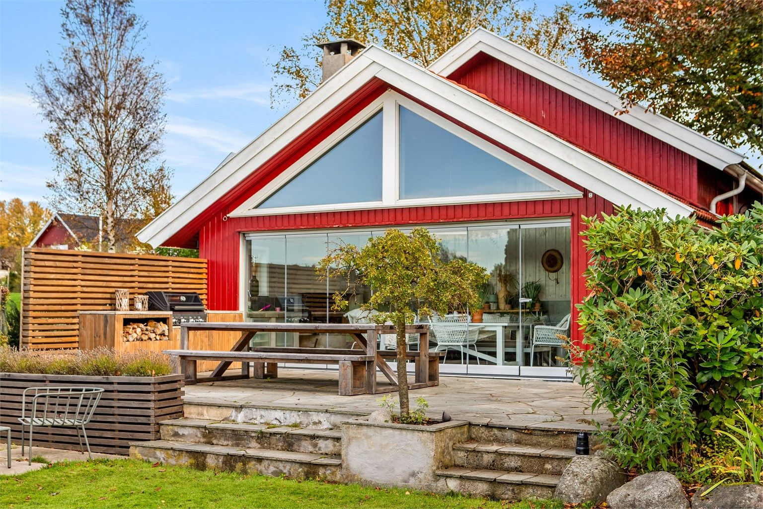 Den flotte hagestuen er bygget i tilknytning til dobbelgarasjen og fungerer som et sentralt samlingspunkt.