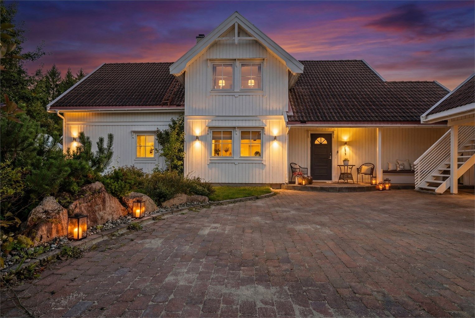 Velkommen til Vetteringen 33, en stor, velholdt og tiltalende enebolig over to etasjer med svært påkostede utearealer (redigert kveldsbilde)