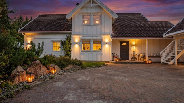 Velkommen til Vetteringen 33, en stor, velholdt og tiltalende enebolig over to etasjer med svært påkostede utearealer (redigert kveldsbilde)