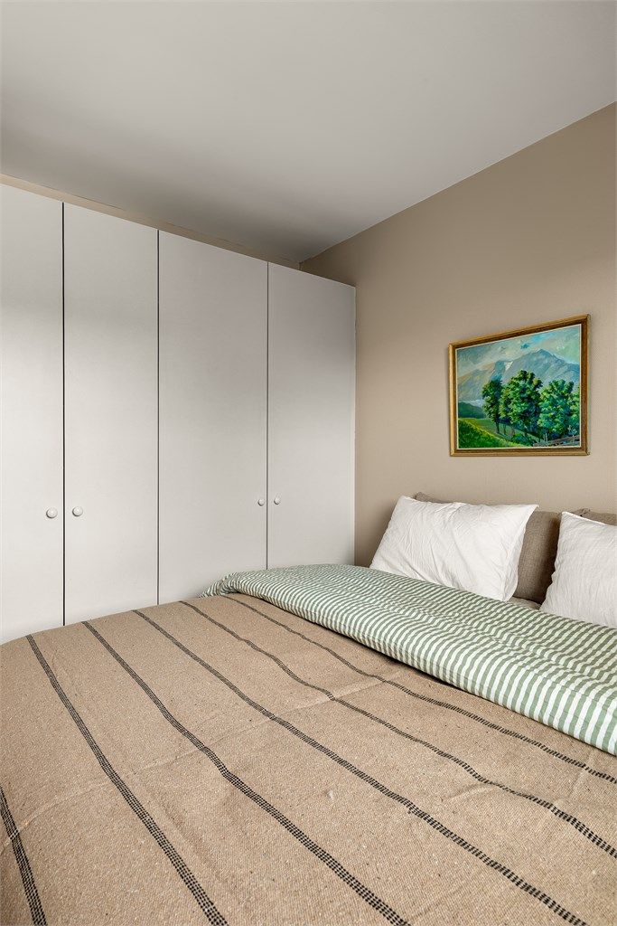 God oppbevaringsplass i et romslig garderobeskap.