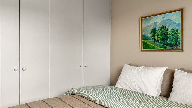 God oppbevaringsplass i et romslig garderobeskap.