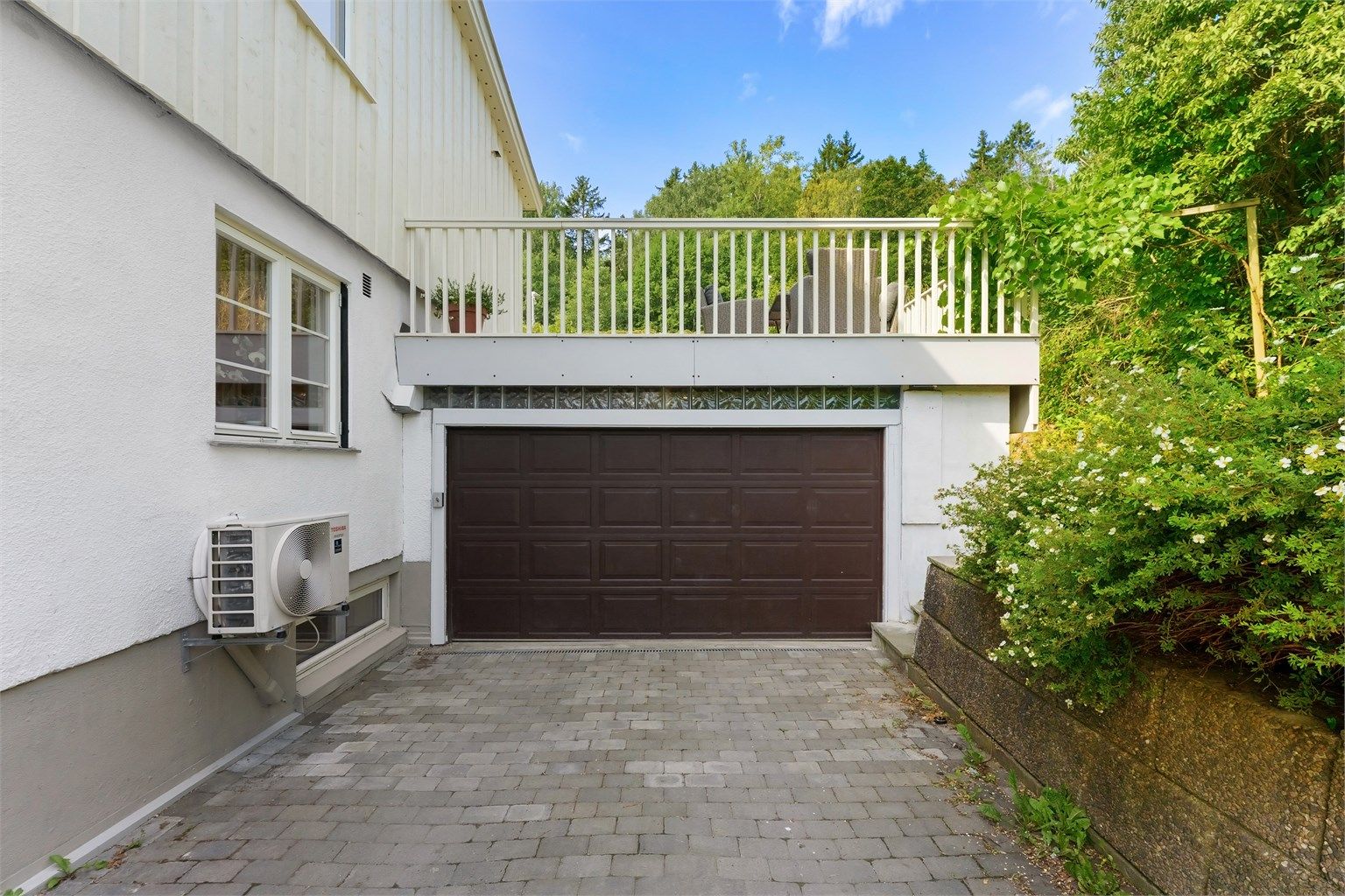 Integrert garasje på 36 m² med god plass til bil og lagring.