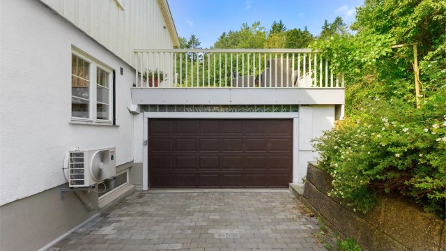 Integrert garasje på 36 m² med god plass til bil og lagring.