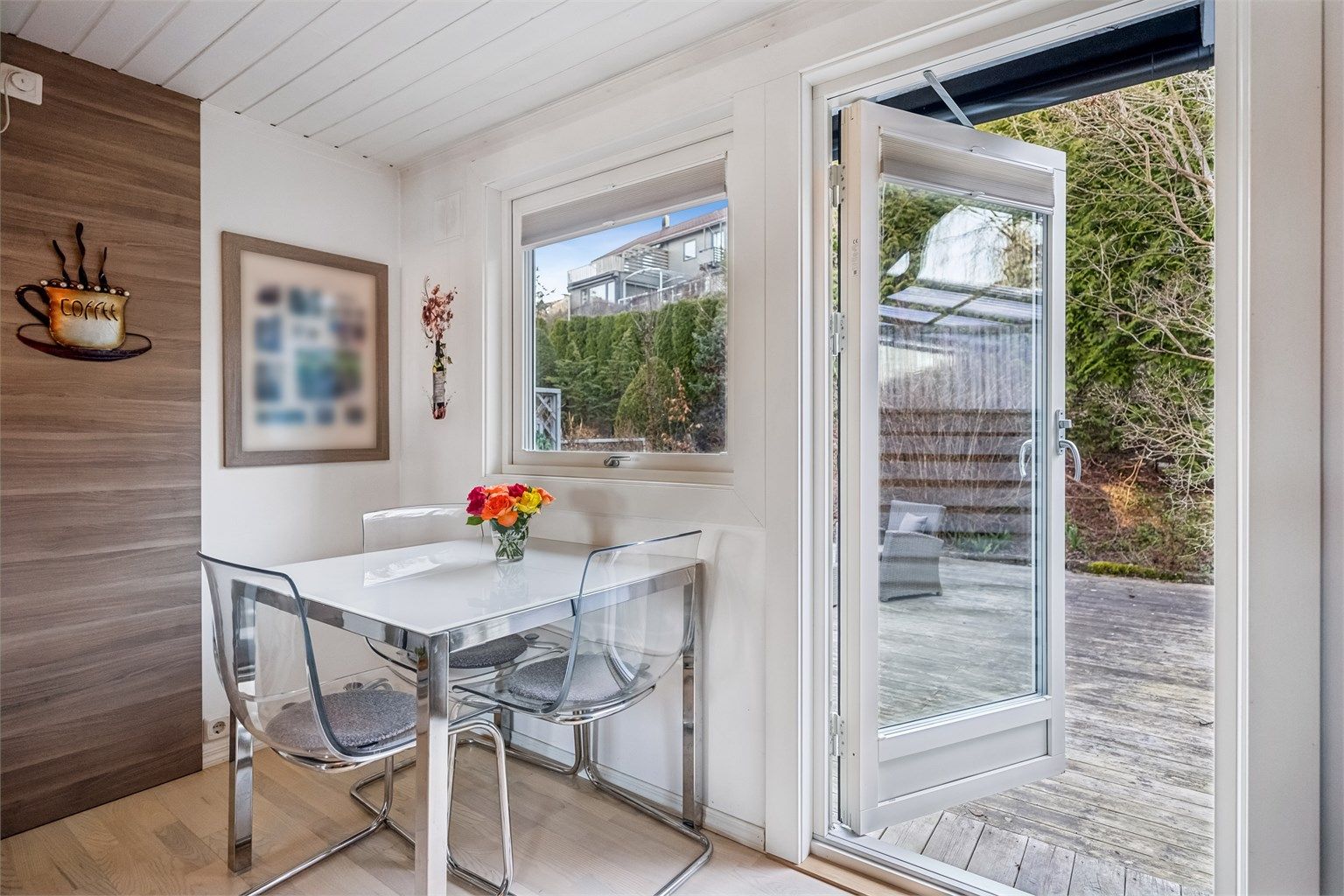 Det romslige kjøkkenet har direkte utgang til en usjenert og trivelig hage, noe som gjør det enkelt å kombinere matlaging og uteservering. 