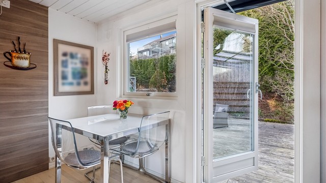 Det romslige kjøkkenet har direkte utgang til en usjenert og trivelig hage, noe som gjør det enkelt å kombinere matlaging og uteservering.