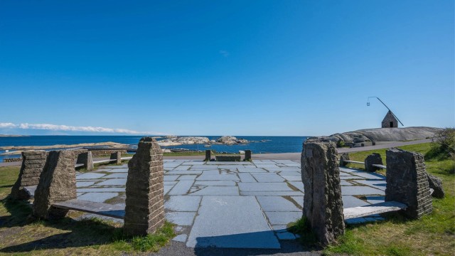 Verdens Ende, et ikonisk landemerke på Tjøme, er en kort kjøretur unna.