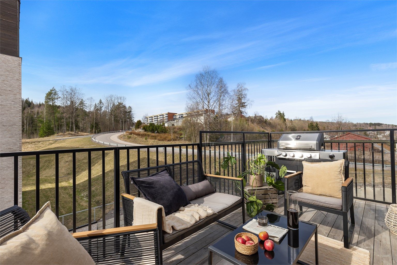 Velkommen til Kvernstua 2 - En moderne og lys hjørneleilighet med to sov, garasje m/ el-lader og en solrik balkong på 17 kvm.