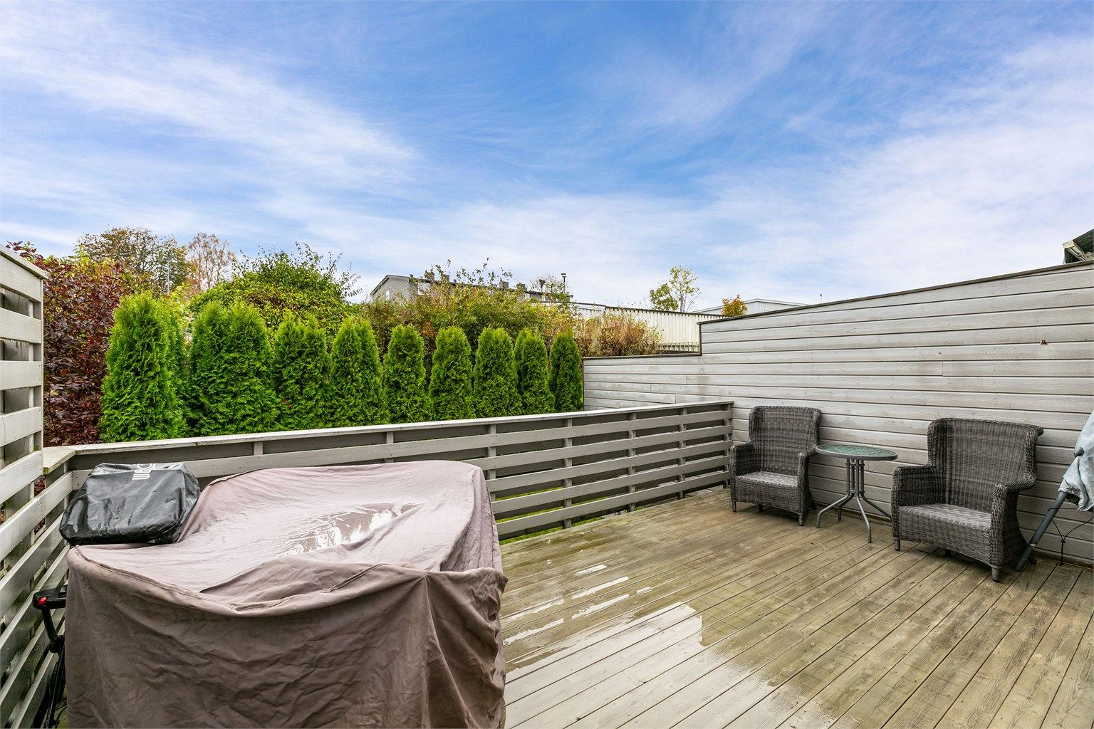 Rundt ytterveggene er det sol dagen gjennom, på terrassen fra ettermiddag til sen kveld sommerstid.