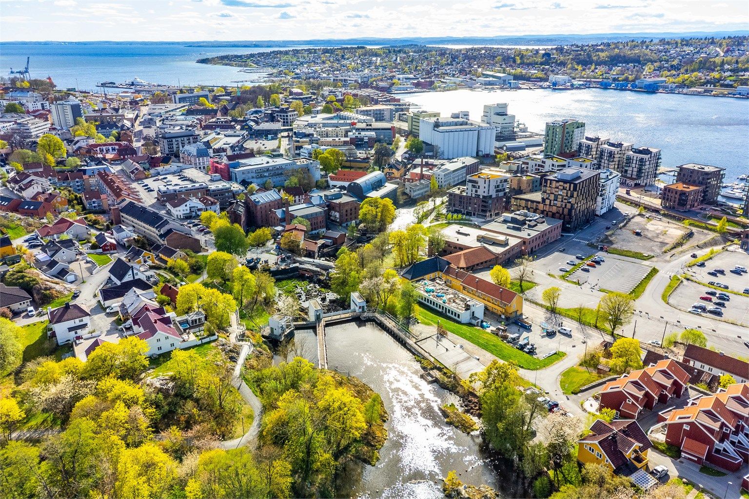 Like nedenfor Bjerget ligger den nye og spennende bydelen Verket med blant annet promenade, spisesteder og flott badestrand.