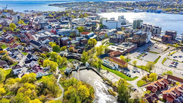 Like nedenfor Bjerget ligger den nye og spennende bydelen Verket med blant annet promenade, spisesteder og flott badestrand.