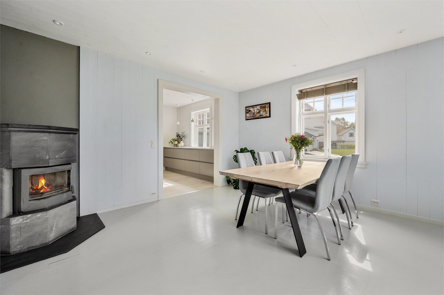 Spisestuen har plass til langbord og et ildsted som gir ekstra varme og hygge.