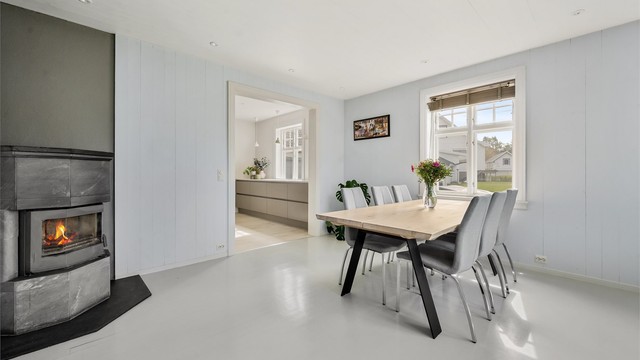 Spisestuen har plass til langbord og et ildsted som gir ekstra varme og hygge.