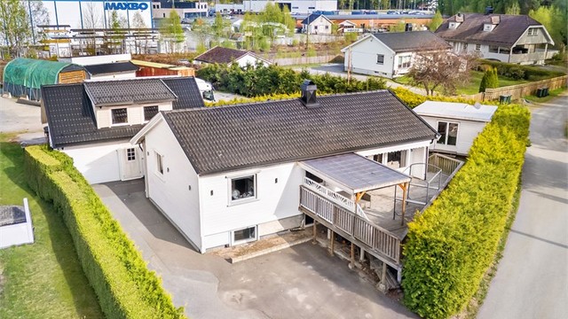 Fra eiendommen er det kort vei til flotte turmuligheter langs elvestien og i marka.