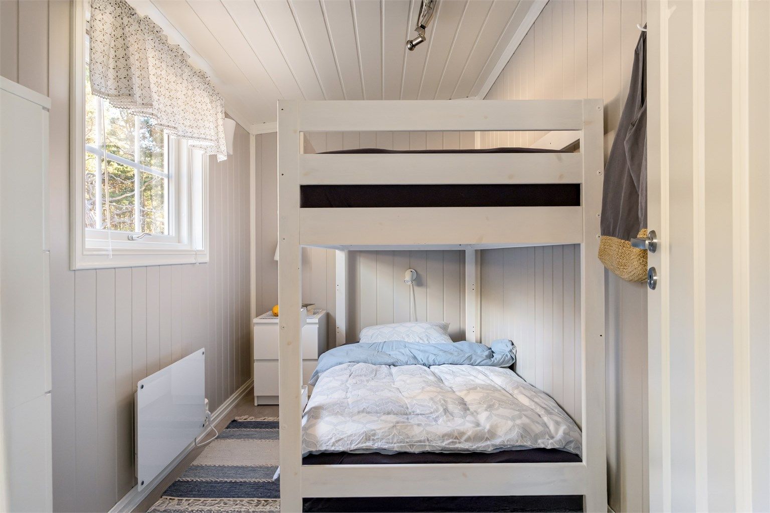 I dag benyttes også boden entreen som soverom. Boden er ikke godkjent for varig opphold.