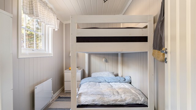 I dag benyttes også boden entreen som soverom. Boden er ikke godkjent for varig opphold.