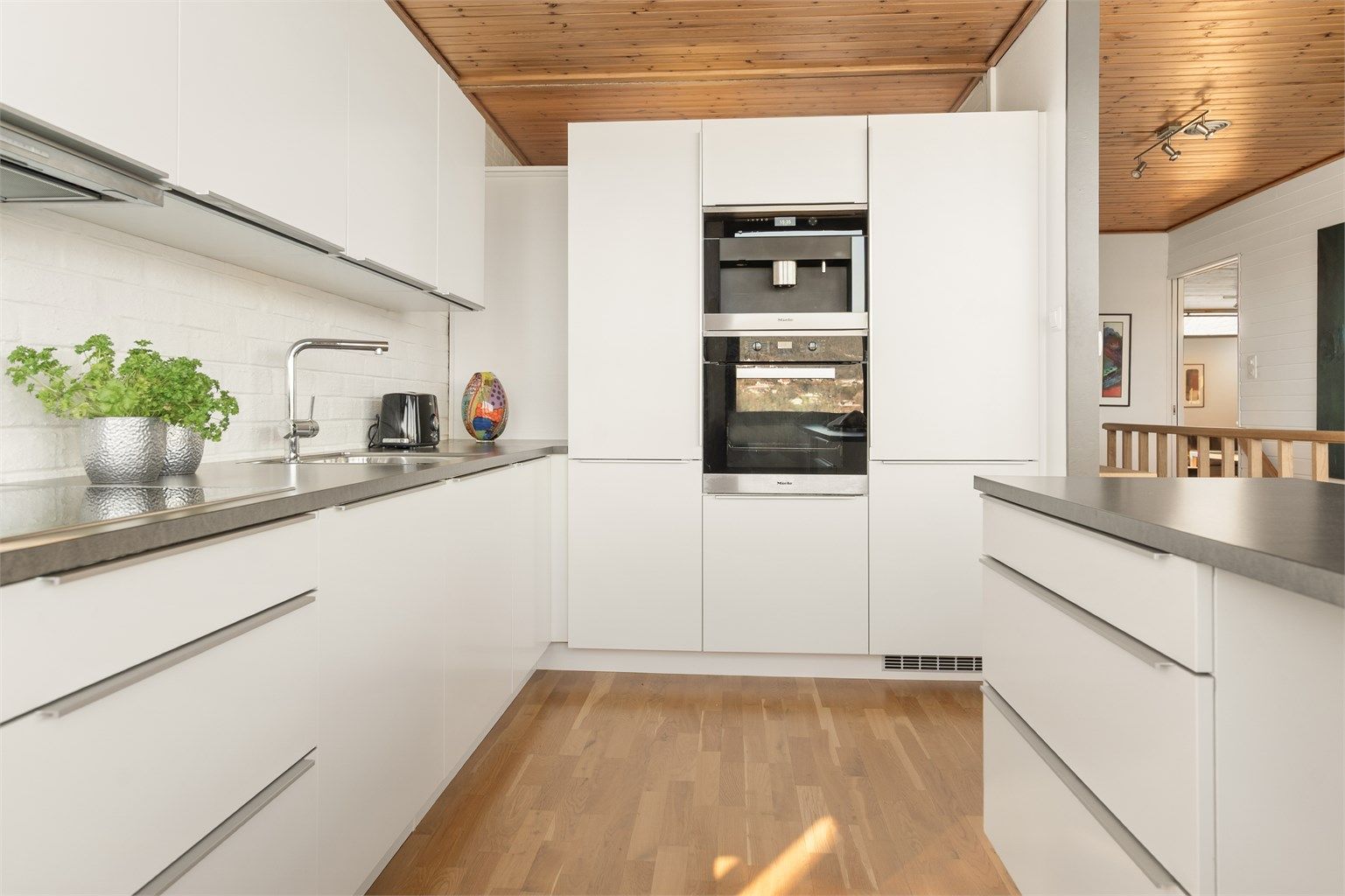 - Kjøkken er levert fra HTH -