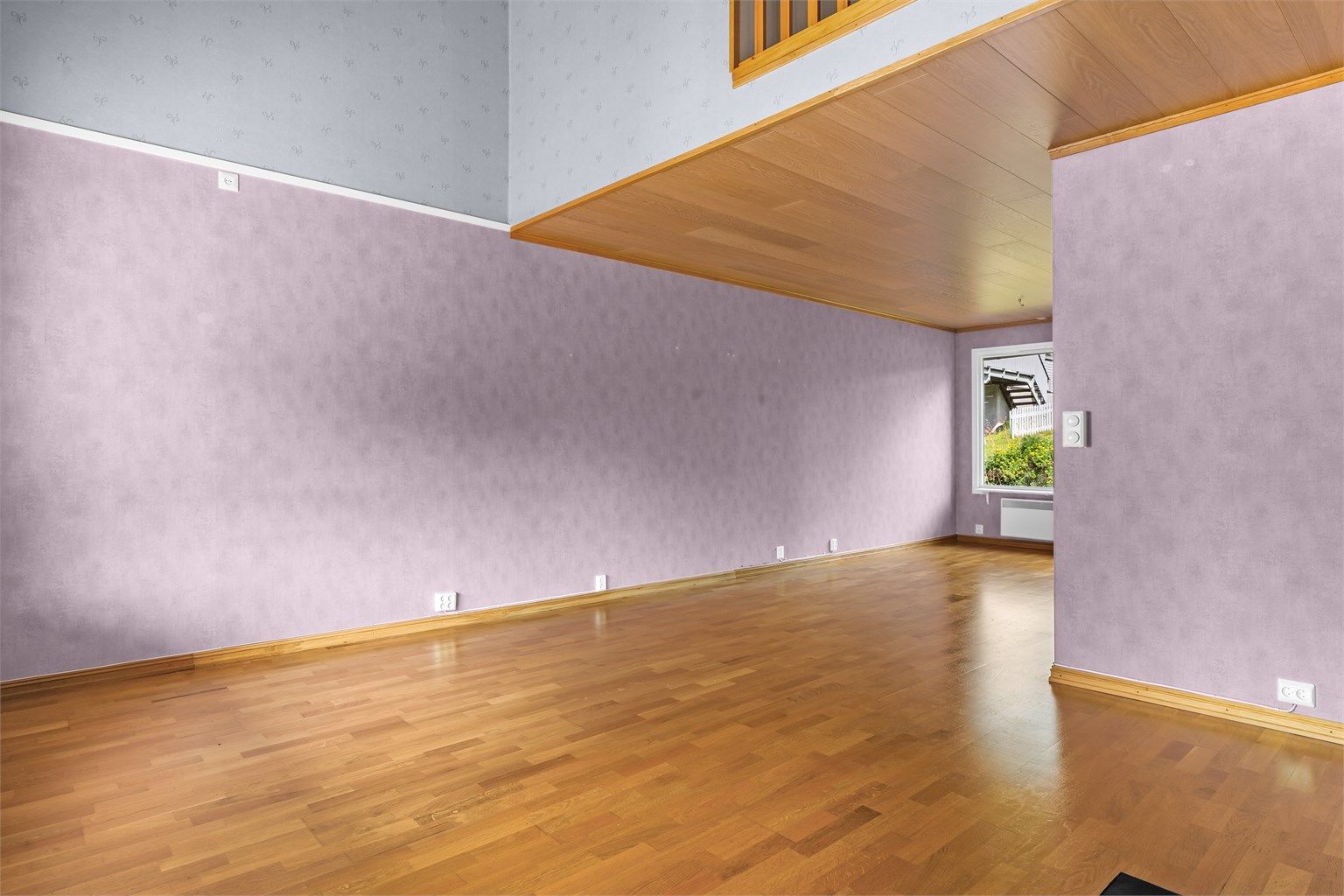 Den ekstra takhøyden i deler av stuen gir en luftig romfølelse.