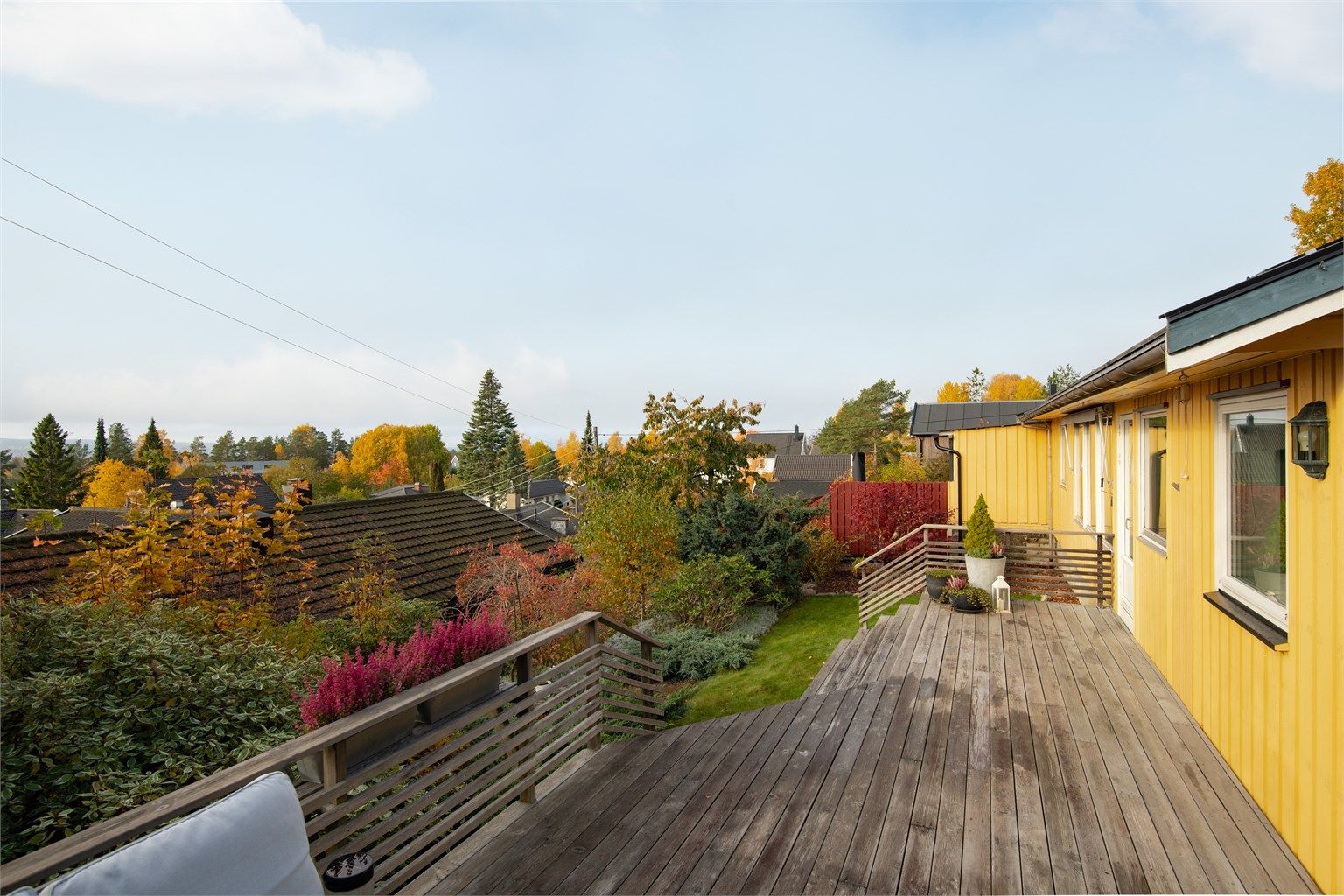 Terrassen strekker seg rundt boligen med utsikt over hagen, og nærområdet og helt til Tårnåsen/Grønliåsen, Fornebu, Nesodden og Asker. En flott plass å feire nyttår!