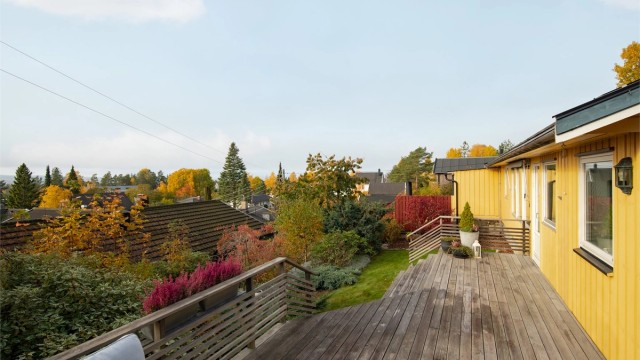 Terrassen strekker seg rundt boligen med utsikt over hagen, og nærområdet og helt til Tårnåsen/Grønliåsen, Fornebu, Nesodden og Asker. En flott plass å feire nyttår!