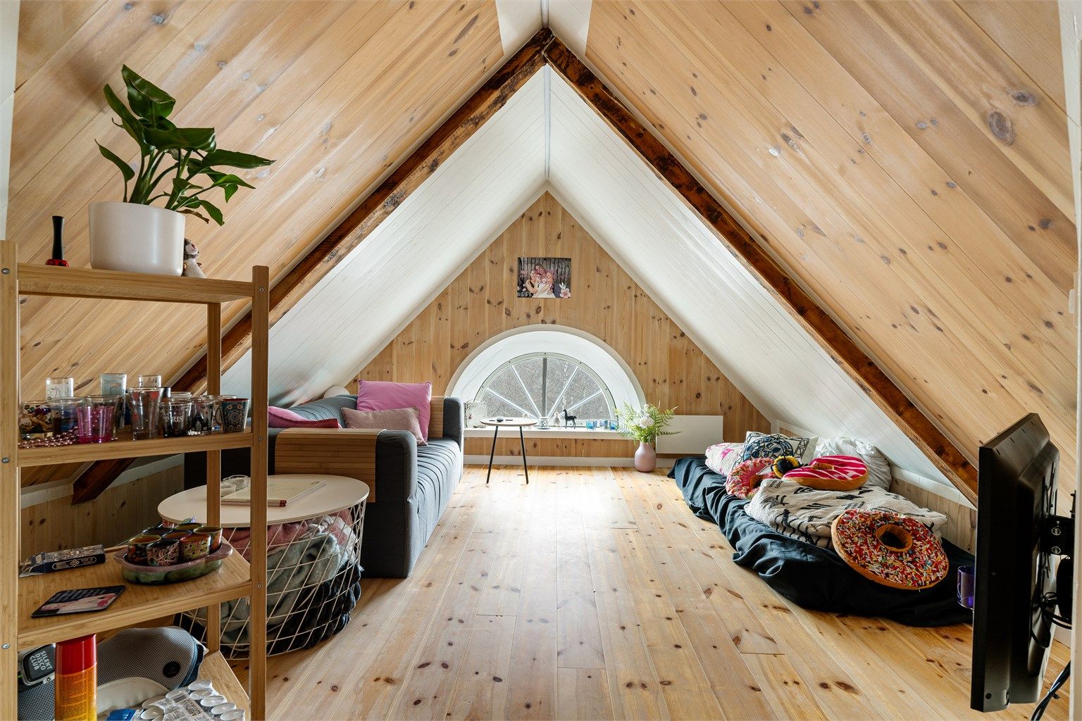 Hybelleiligheten på loftet består av stue, tekjøkken, bad og to soverom. 
