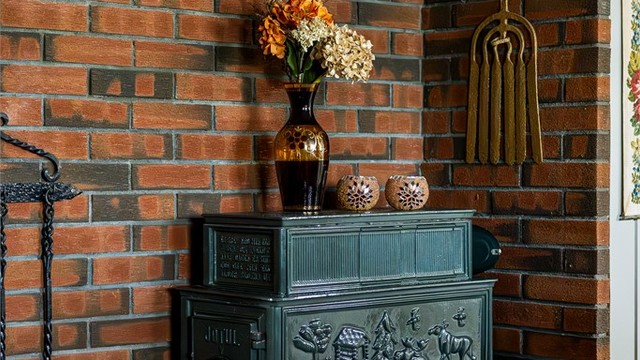 Jøtul vedovn i stua.