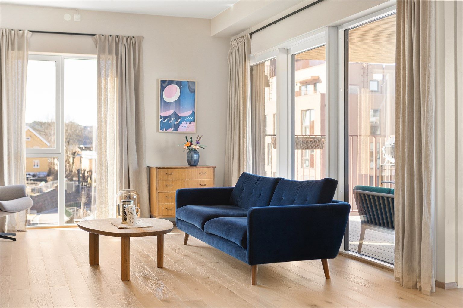 Store vindusflater sørger for rikelig med lysinnslipp. 