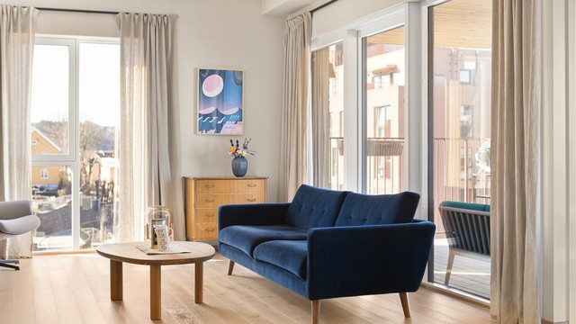 Store vindusflater sørger for rikelig med lysinnslipp.