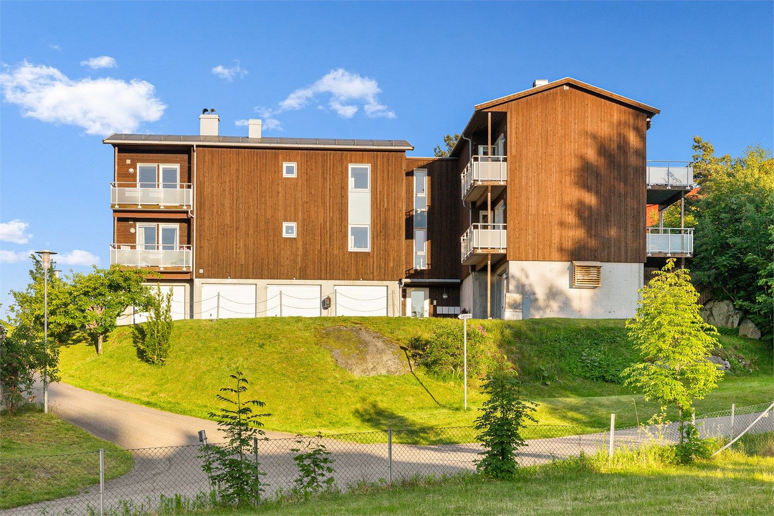 Borettslagets tomt er pent opparbeidet med parkeringsplasser, grøntareal og adkomstveier. Borettslaget har også opparbeidet en egen lekeplass, perfekt til lek og moro for de minste. 