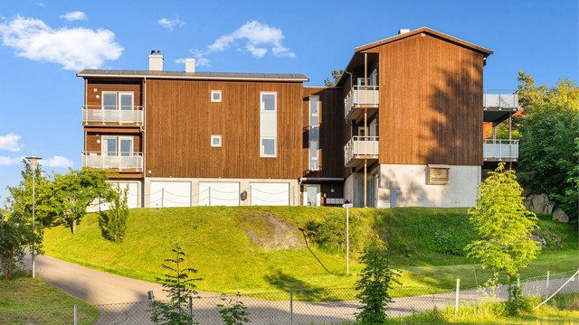 Borettslagets tomt er pent opparbeidet med parkeringsplasser, grøntareal og adkomstveier. Borettslaget har også opparbeidet en egen lekeplass, perfekt til lek og moro for de minste.