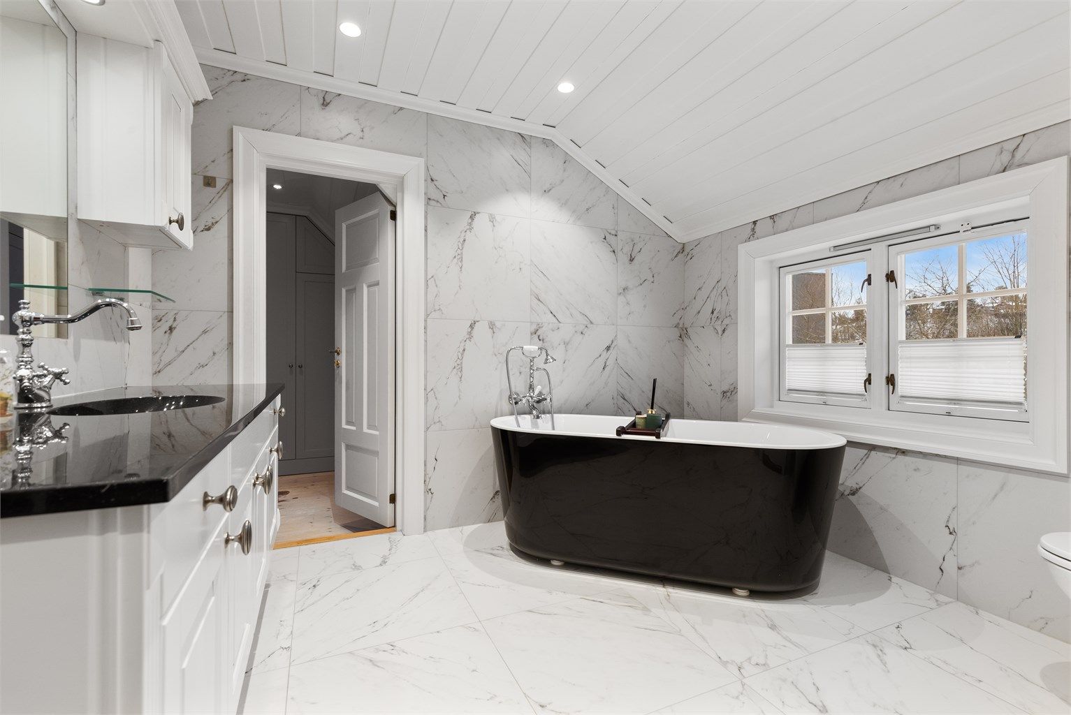 Flott flislagt baderom med downlights i himling