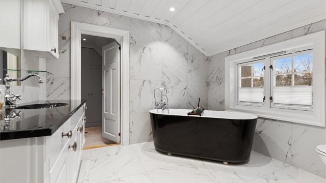 Flott flislagt baderom med downlights i himling