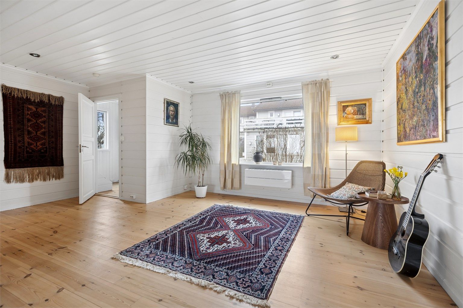 Stuen er gjennomgående med lys fra begge sider. Romløsningen åpner for flere innredningsmuligheter og har god plass til flere sofagrupper, spisegruppe og annet ønsket møblement.